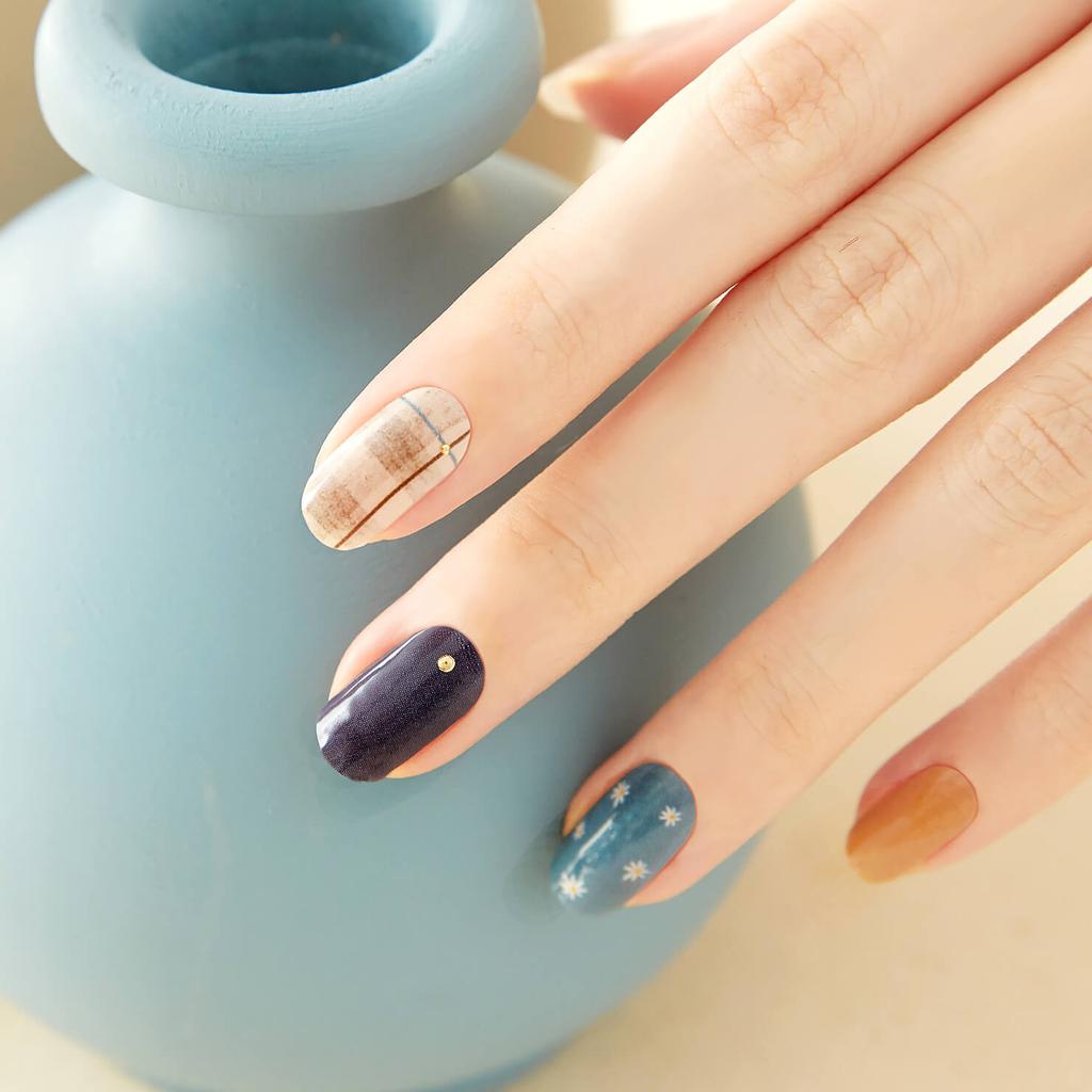 Теплые тона наклейки для ногтей 24 шт. | Самоклеящиеся полоски, Микс карамели и клетки, Быстрый 5-минутный маникюр