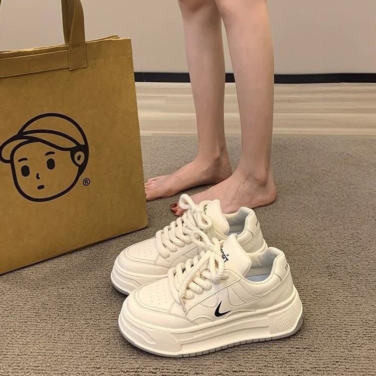 Весна 2025 года, новые нишевые популярные супер-огненные маленькие белые туфли, женские спортивные и любительские туфли для сноуборда, универсальные туфли на платформе для хлеба