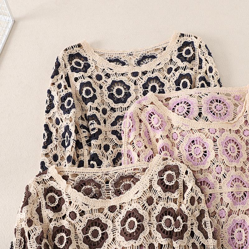 Женский вязаный свитер контрастного цвета в стиле ретро — круглая горловина, ажурный цветочный узор, длинный рукав, идеальный вариант для ранней осени.