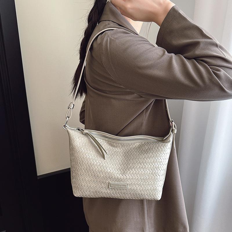 Retro bag women's large capacity 2025 new versatile casual shoulder underarm bag texture work commuter messenger bag