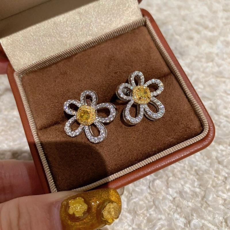 2026 Серьги-гвоздики Gesang Flower Полностью из бриллиантов, Легкая роскошь, Высококлассное дизайнерское исполнение, Подарок для девушки, Цветок, инкрустированный бриллиантами, Подарок