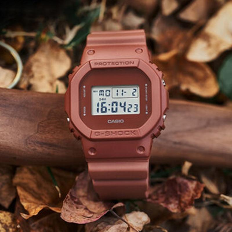 Casio CASIOG-SQUAD Series Earth Tone Outdoor Series Rock Color 200 Meter Waterproof and Shockproof Resin Strap Quartz Movement DW-5600ET-5PR-person