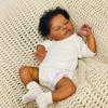 19-дюймовая кукла-реборн с темным телом из ткани Laura Wear, белый комбинезон, реалистичная спящая новорожденная кукла с укоренившимися афро-волосами, кукла-эмуляция, подарок на день рождения ребенка