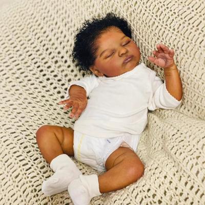 19-дюймовая кукла-реборн с темным телом из ткани Laura Wear, белый комбинезон, реалистичная спящая новорожденная кукла с укоренившимися афро-волосами, кукла-эмуляция, подарок на день рождения ребенка