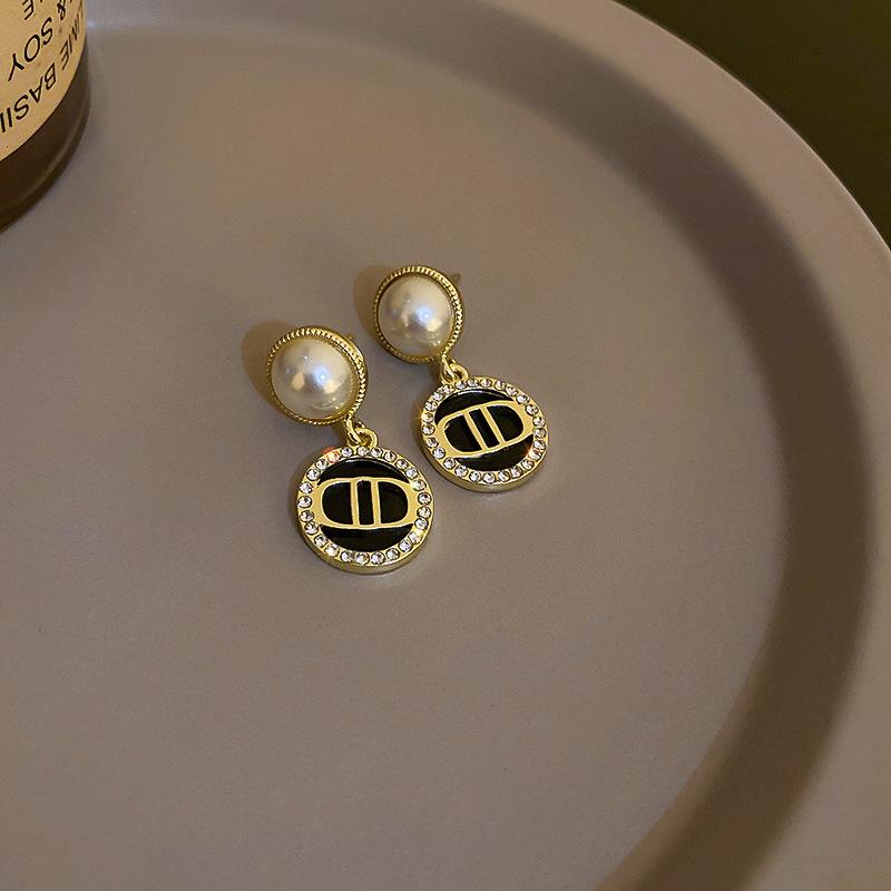 Silver needle light luxury Spice Girl pearl stud earrings temperament retro super flash earrings women's fashion high sense personalized earrings