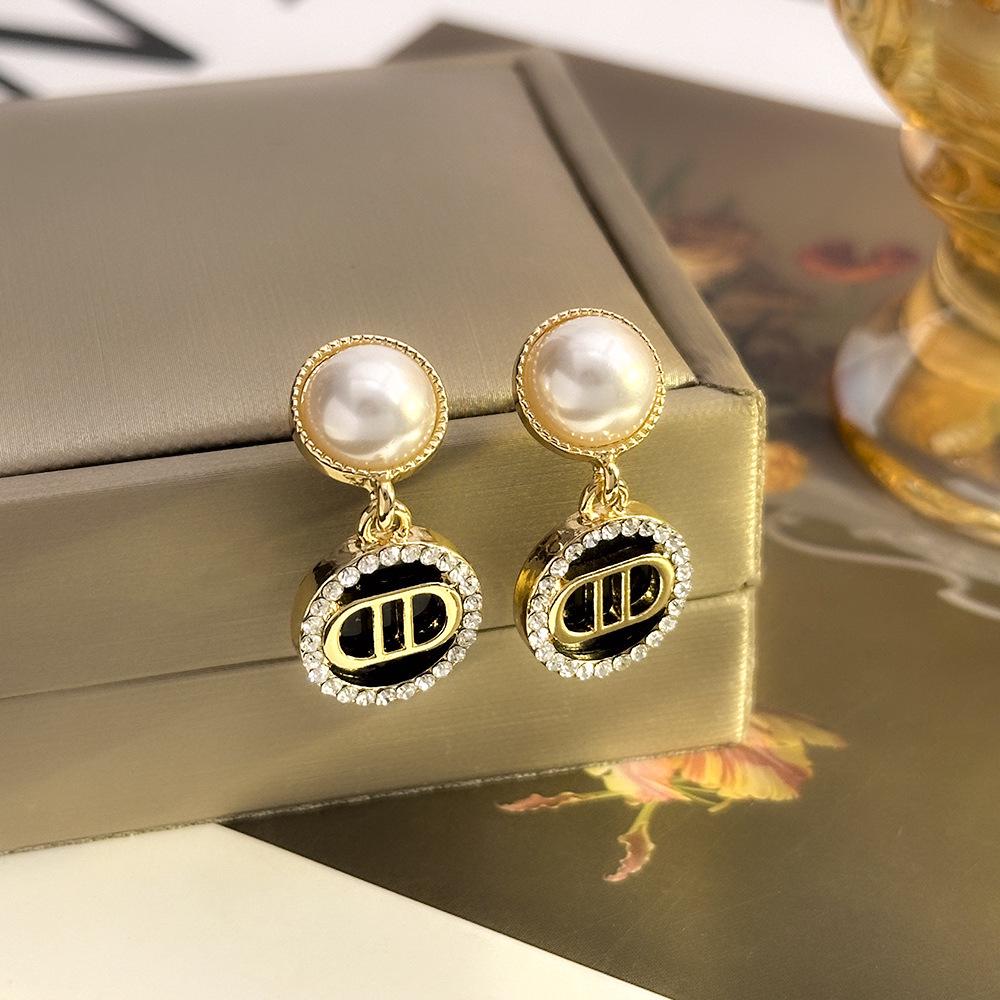 «Серьги-бантики из серебряных игл с жемчугом и цирконием»: Нишевый дизайн, стильный и универсальный, легкий роскошный аксессуар высокого класса.