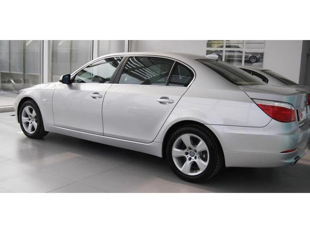 Совместимо с дисками BMW 5 серии 525li, 535, 520, 530 и 528; доступен с 17-, 18- и 19-дюймовыми легкосплавными дисками и шинами.