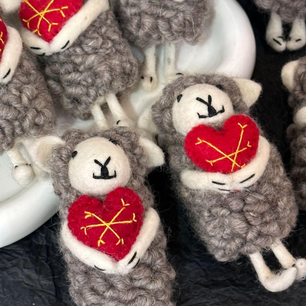 Подвеска-брелок из шерстяного войлока в виде овечки - Высокоценный подарок, изготовленный в Непале