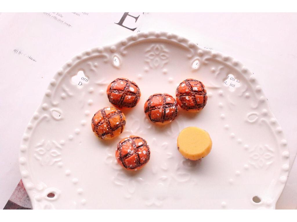 «Украшения ручной работы на тему еды»: Аксессуары для телефона в виде хлеба, яичного пирога и багета, материал для самостоятельного изготовления из смолы