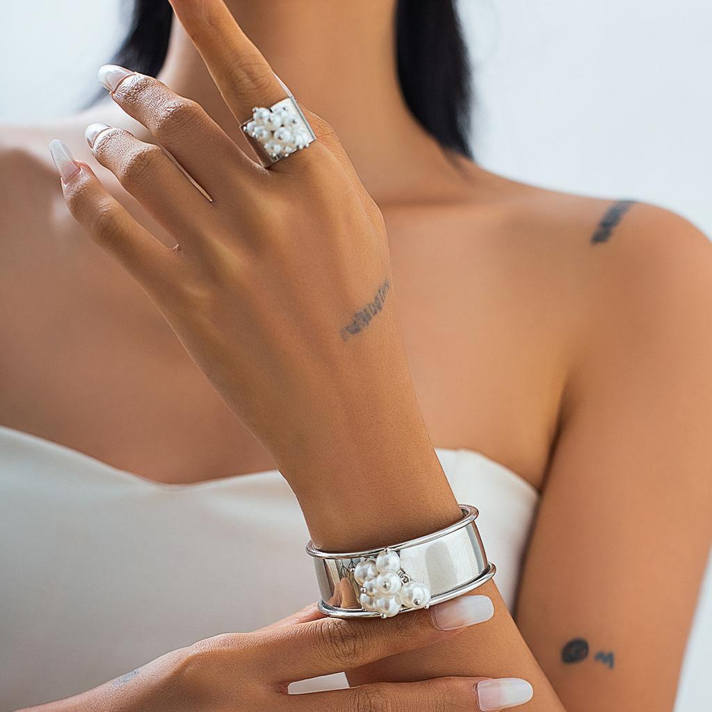 Imitation Pearl Flower Cuff Bangle Gold Silver Color Temperament Metal Wide Vintage Punk Simple Bracelets for Women Irregular Accessories Party Gift