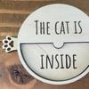 Знак-напоминание о кошке. Индикатор кошки внутри или снаружи. Деревянный индикатор местонахождения кошки.