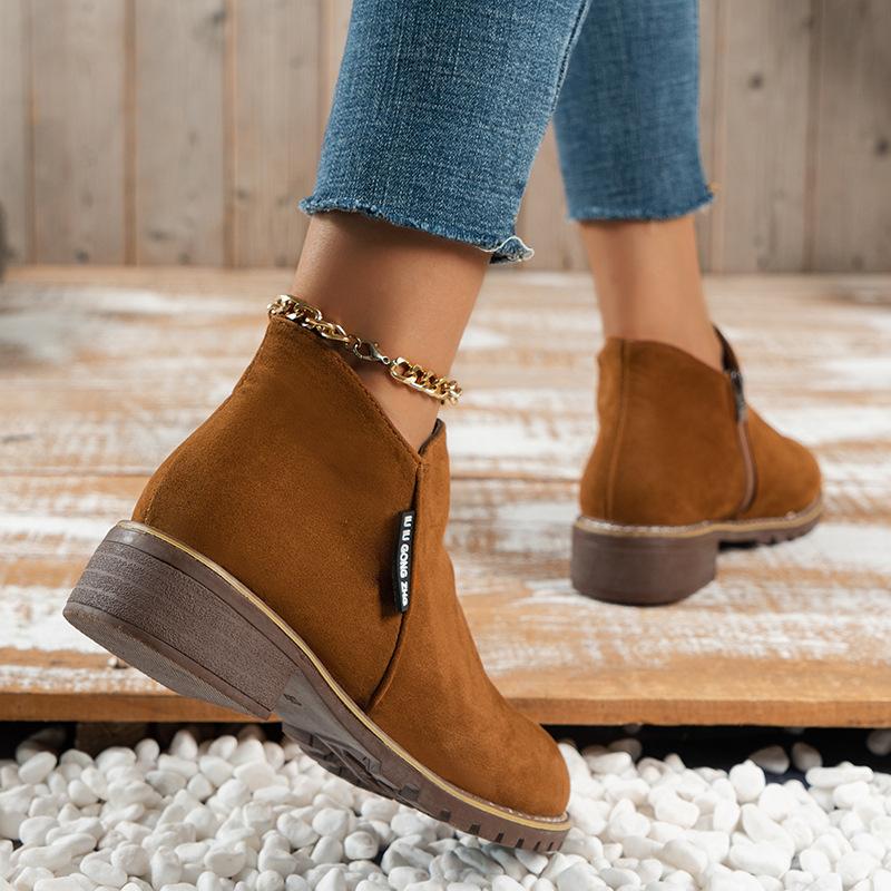 Женские короткие матовые ботинки в стиле ретро с толстым каблуком, плоским дном и молниями по бокам. Ботинки Martin.