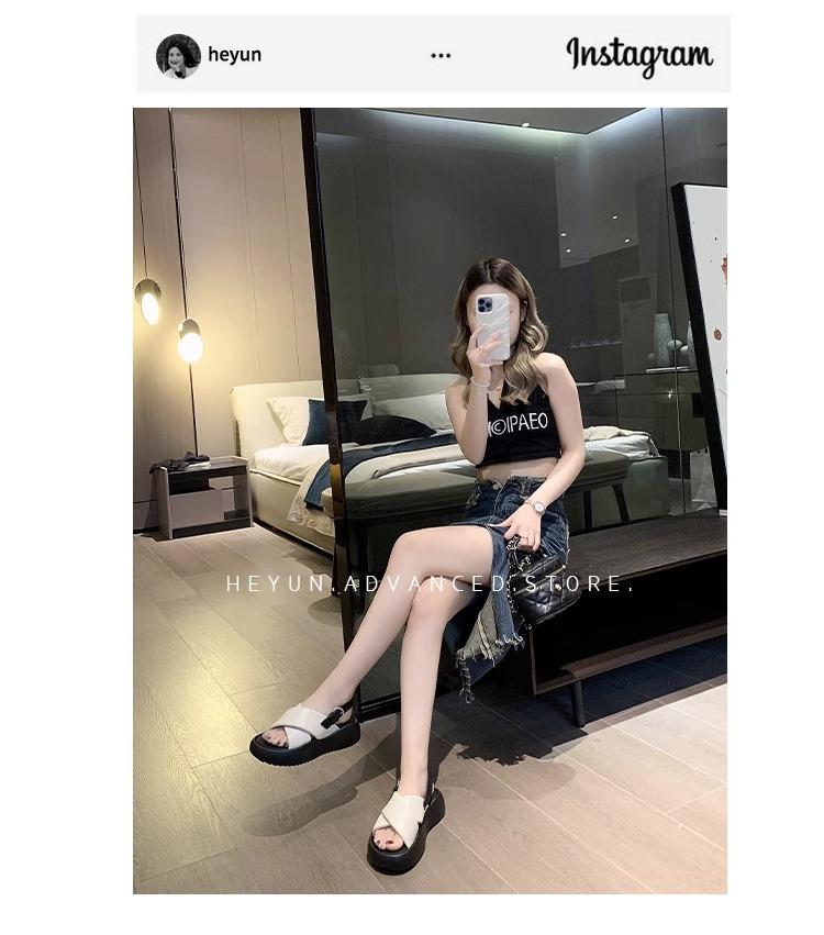 Женские сандалии лето 2025 новая мода высококлассные на толстой подошве универсальные повседневные римские туфли наступающие на дерьмо облако хлебные туфли