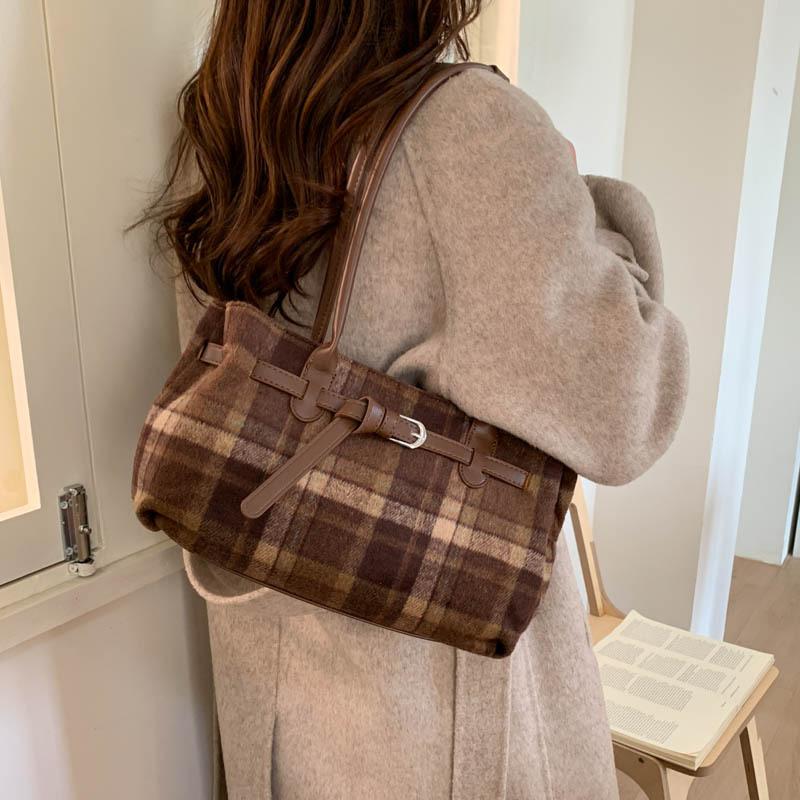 Ретро клетчатая сумка 2025 новая высококлассная женская сумка-тоут для работы большой вместимости, носимая на плече или под мышкой