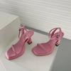 Весна и лето каблуки с пряжкой в одно слово чувство дизайна нишевые розовые сексуальные водонепроницаемые сандалии с квадратным носком на платформе женские