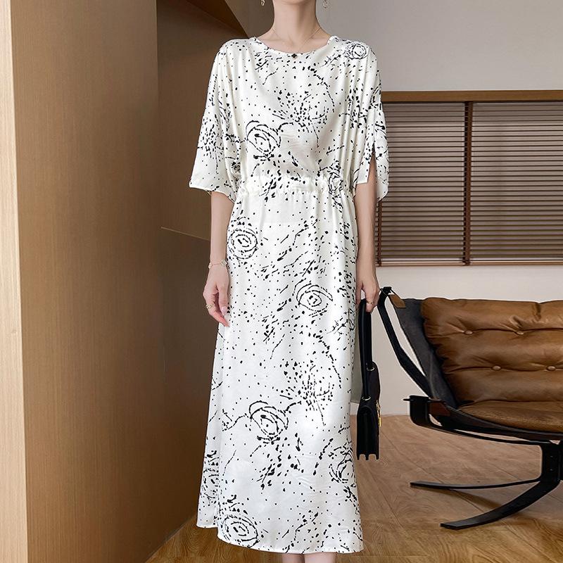 Уникальное французское платье с круглым вырезом и короткими рукавами с принтом, с темпераментом и нежным стилем талии. Женская атласная юбка миди.