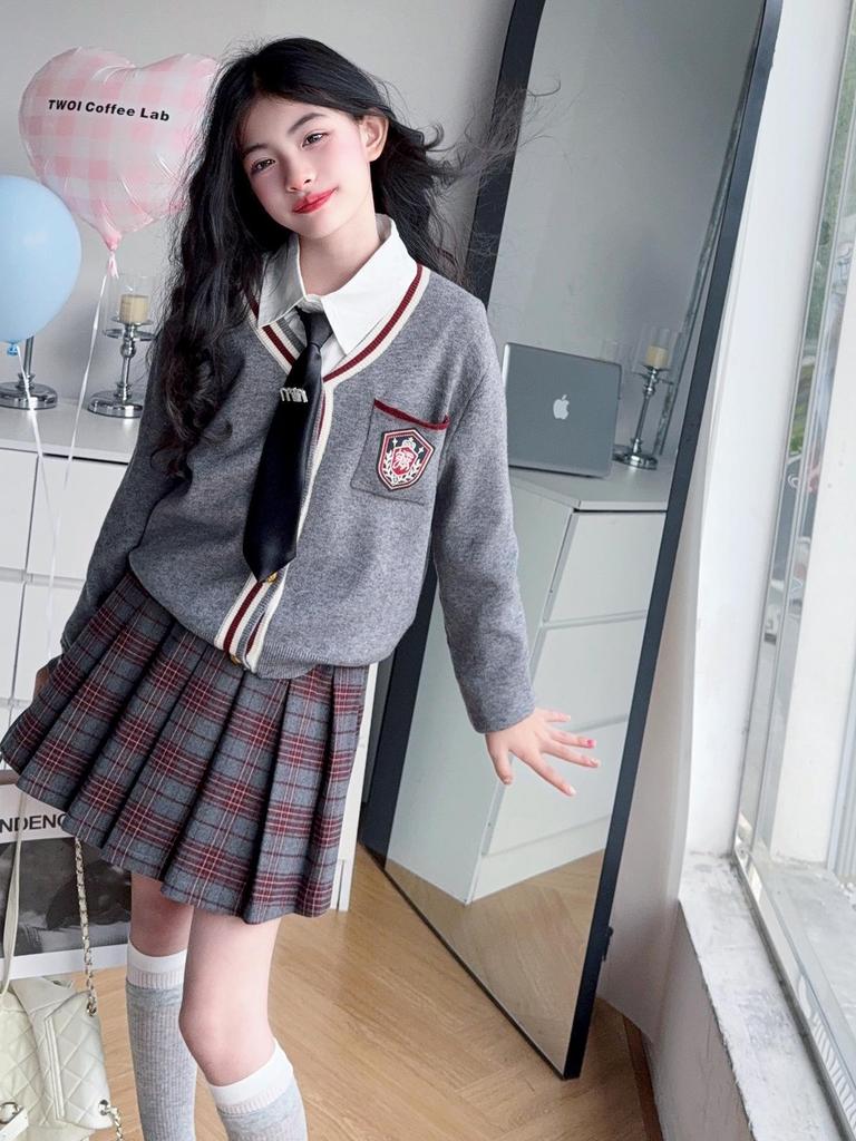 Комплект для девочек в стиле преппи 2025 года: вязаный кардиган, рубашка и плиссированная юбка для весны/осени