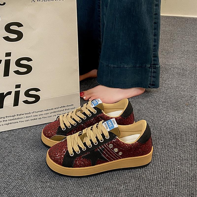 Корейская версия старых маленьких белых туфель женские 2025 весна новая мода универсальная звезда платформа повседневные кеды маленькие грязные туфли тренд