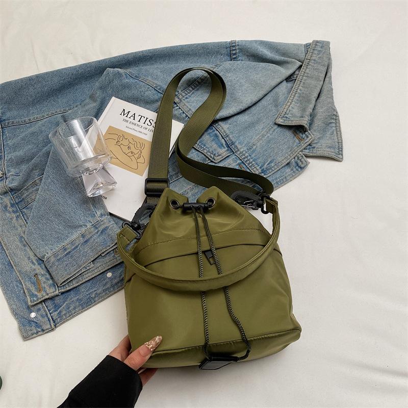 Large-capacity casual bucket bag women's 2025 new casual messenger bag foreign personality lightweight shoulder armpit bag