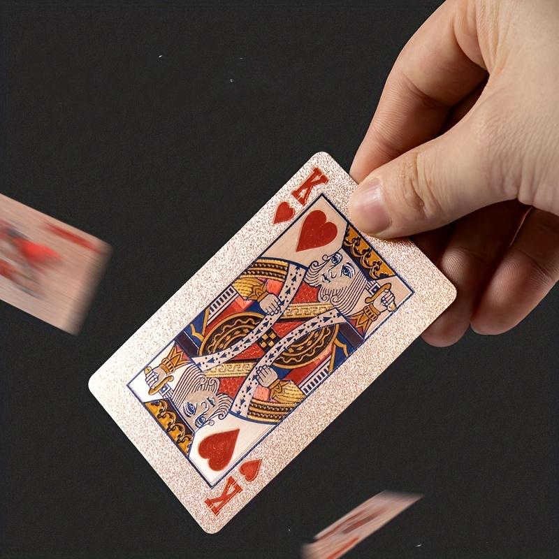 Высококачественный игровой набор: 1 колода водонепроницаемых и износостойких игральных карт из розово-золотой фольги PET с 50 круглыми реквизитами