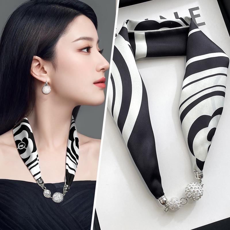 Женский шелковый шарф с магнитной пряжкой — модная защита шеи на весну, лето и осень 2024 года