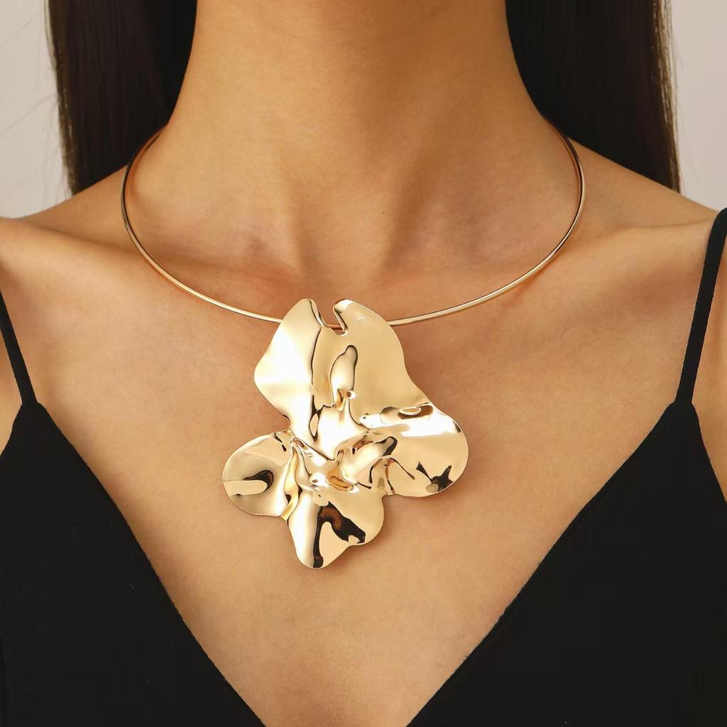 Retro Heart & Flower Hollow Choker Necklace for Women