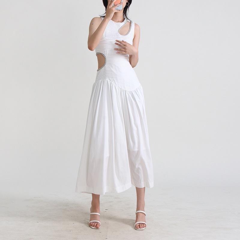 Длинное облегающее платье с плиссировкой и нишевым дизайном - модный стиль 2025 года