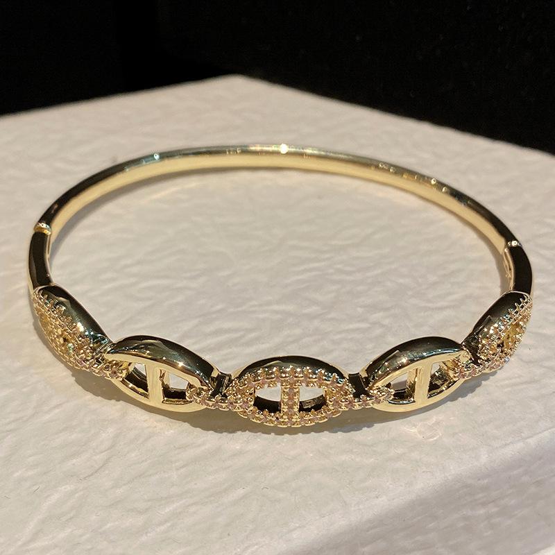 New Electroplated Bracelet with Micro Inlaid Zircon, Fashionable, Luxurious, and High-end Jewelry