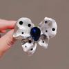 Fashionable Retro Pearl Studded Diamond Brooch