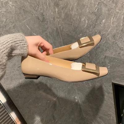 Мода 2025 Французская квадратная пряжка Туфли-лодочки Классические балетки с квадратным носком Лакированная кожа Темперамент Женские туфли Одинарная обувь Новый стиль