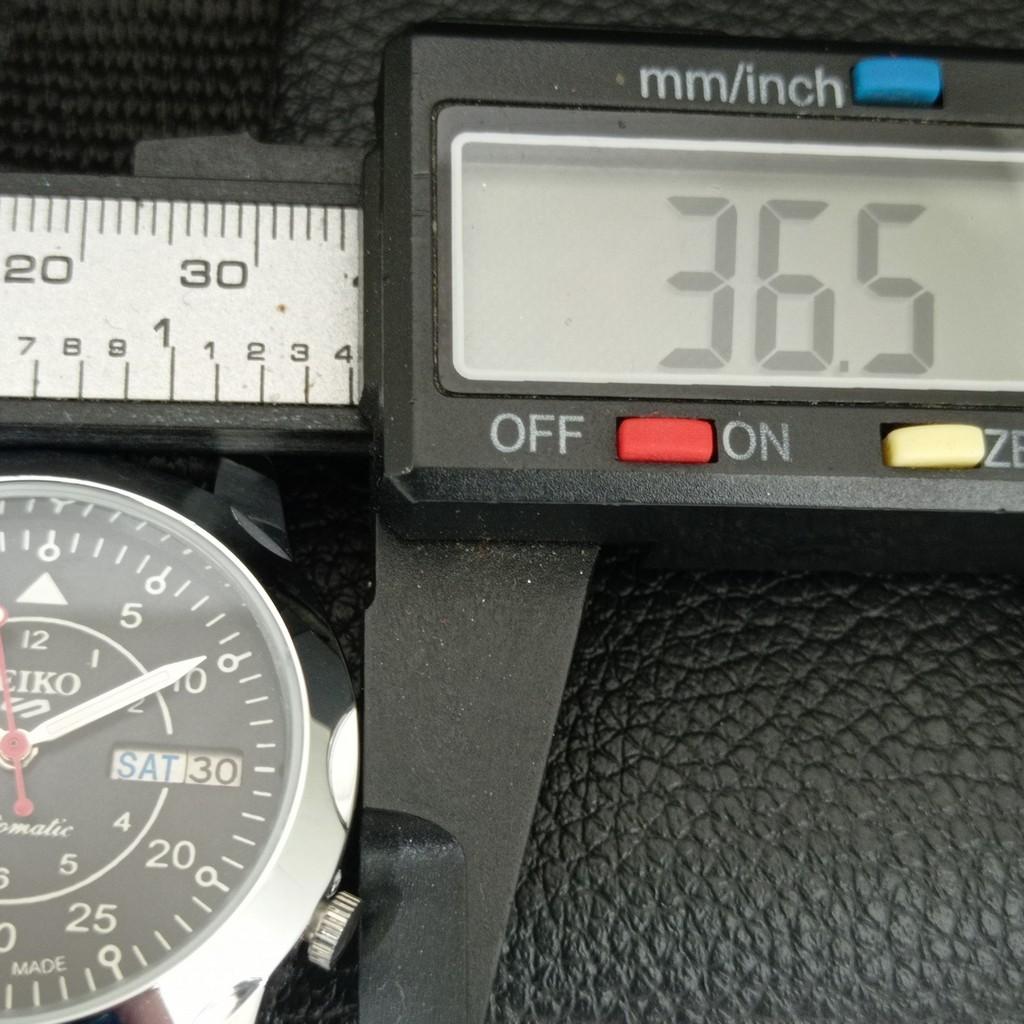 ЯПОНСКИЕ ВИНТАЖНЫЕ ОТРЕМОНТИРОВАННЫЕ АВТОМАТИЧЕСКИЕ МУЖСКИЕ ЧАСЫ SEIKO 5 С ЧЕРНЫМ ЦИФЕРБЛАТОМ a445777-1