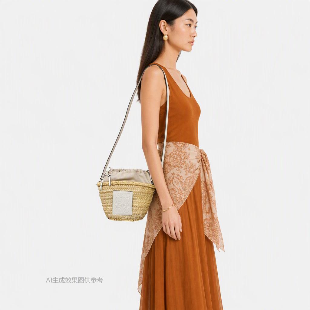 [Pre-Owned] Embossed Patch Adjustable Shoulder Strap Drawstring Closure Palm Leaf Patchwork Leather Bucket Bag - Very Good #GRNMJV