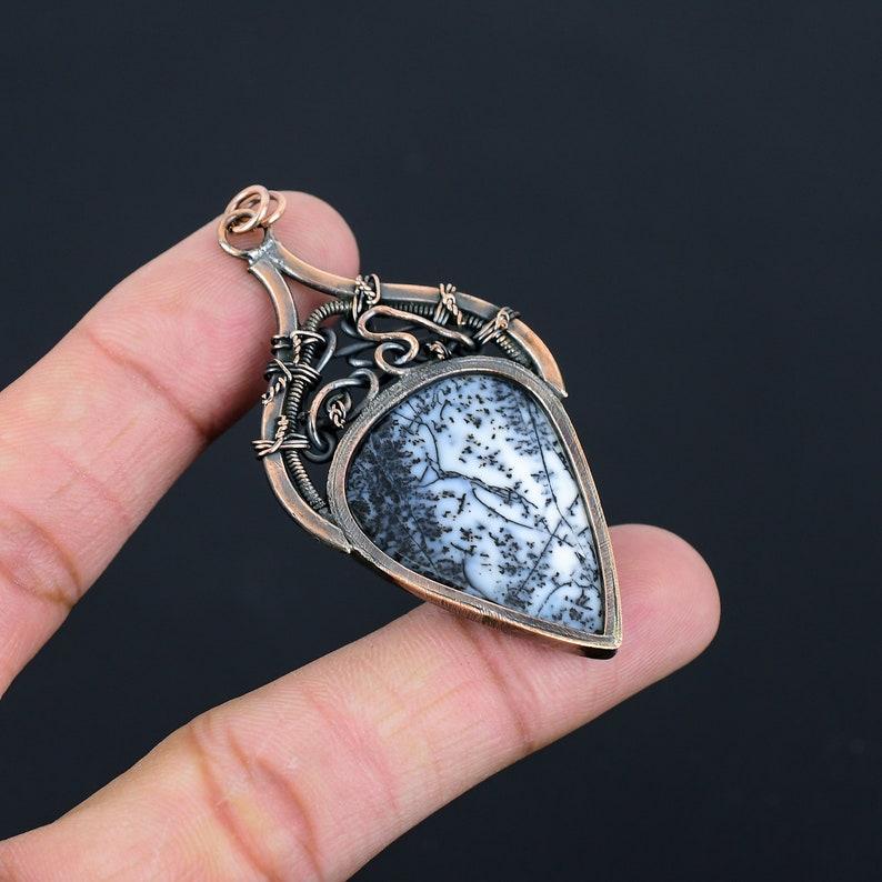 Подвеска с дендритом и опалом. Подвеска с дендритом и опалом. Подвеска с драгоценным камнем. Медная проволока. Кулон ручной работы. Подвеска с дендритом и опалом.