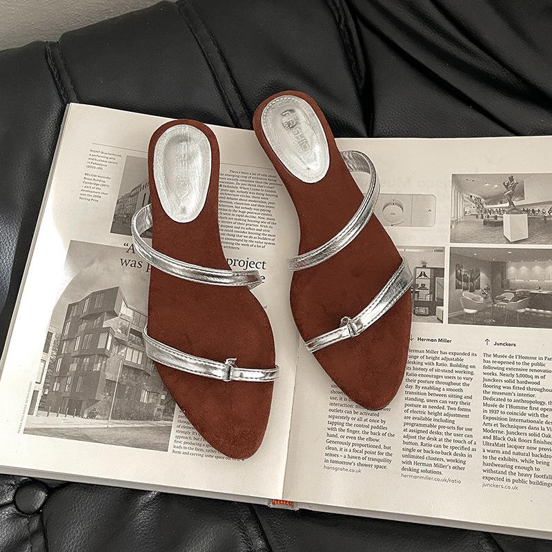 Клиновидный каблук с закрытым носком французские маленькие крутые тапочки обувь феи 2025 новая летняя обувь нишевые тонкие ремешки римские сандалии