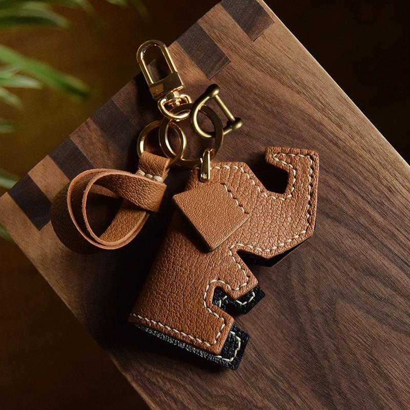 Маленький слоненок, приносящий удачу, сшитый вручную, подвеска для автомобильного ключа из натуральной кожи, креативный подарок, индивидуальный брелок для ключей для мужчин и женщин.