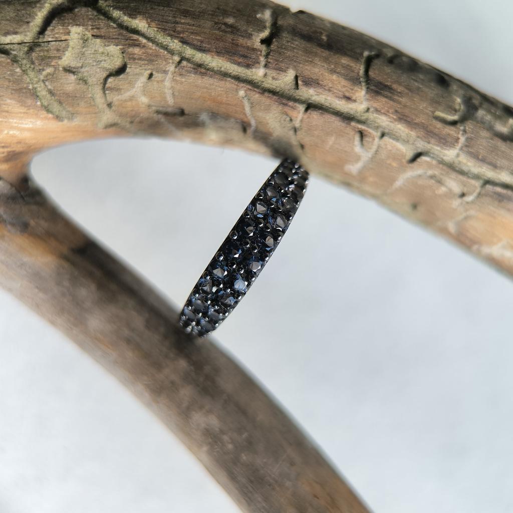 Серебряное кольцо с фианитами, вес изделия 2,96 гр (2198550)