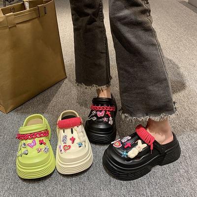 2025 лето новые интернет-знаменитости дырявые туфли женские модные маффины толстая подошва увеличивающие рост сумка голова полупрохладные тапочки женские