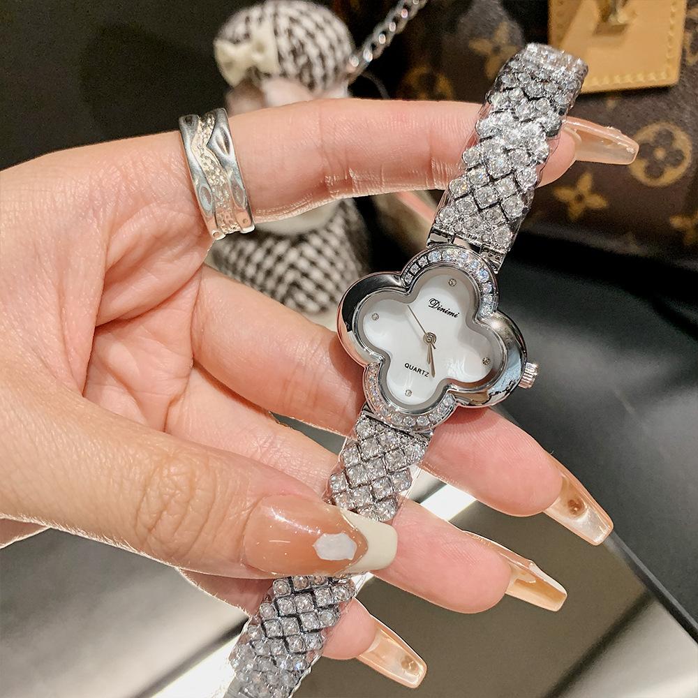 Женские модные часы с четырехлистным клевером и сверкающими стразами, темпераментный маленький циферблат, романтические и элегантные кварцевые часы для женщин