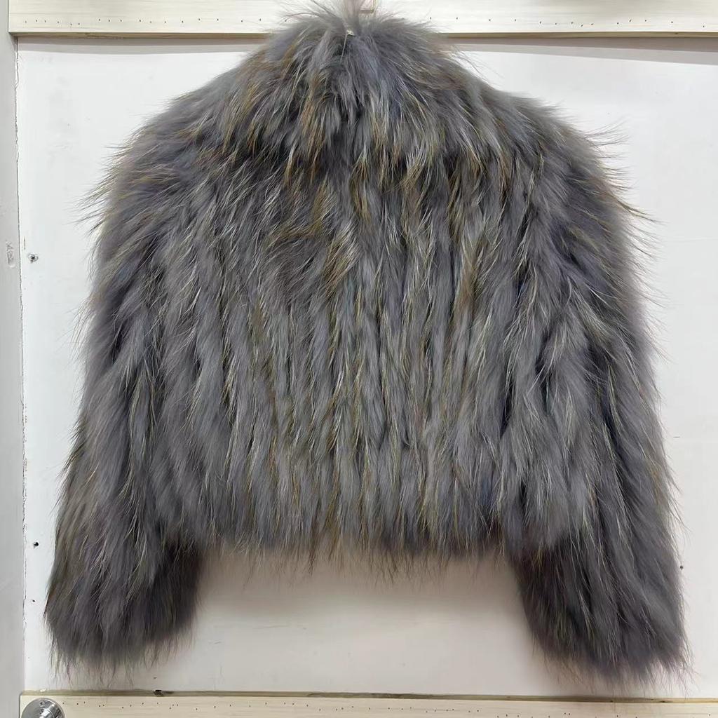 Пальто из натурального меха енота, стеганое, плетеное, с большим лацканом, приталенного короткого стиля, с молодежным темпераментом, зимний топ