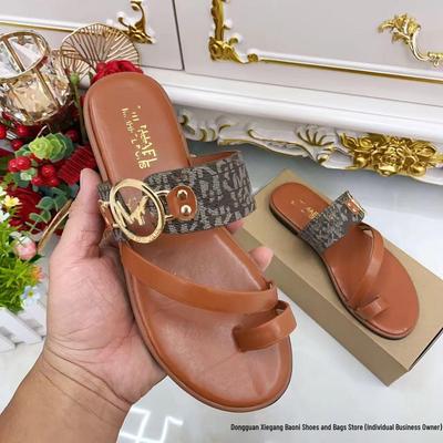 Женские сандалии на плоской подошве с металлической пряжкой - Универсальные летние шлепанцы