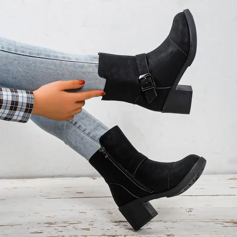 2024 Новые модные однотонные женские сапоги на толстом каблуке, зимние удобные короткие женские сапоги с металлической пряжкой, декоративные, Zapatos