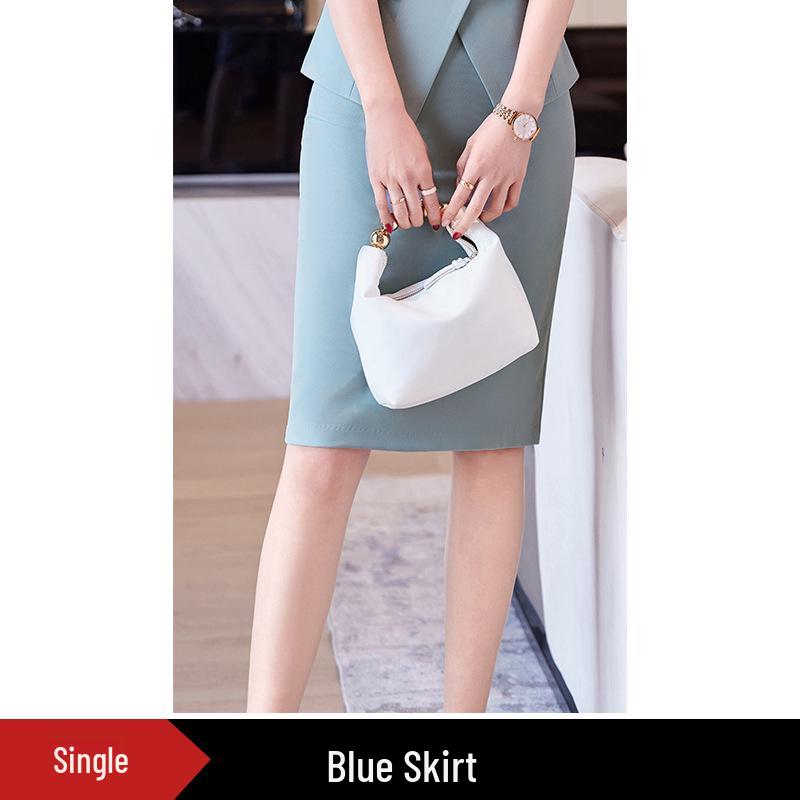 Женский элегантный деловой костюм для работы на ресепшене, в продажах или в салоне