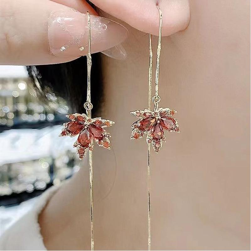 French Vintage Crystal Zircon Red Maple Leaf Earrings for Women Temperament Rhinestone Tassel Earrings Party Jewelry Bijoux GiftGood product