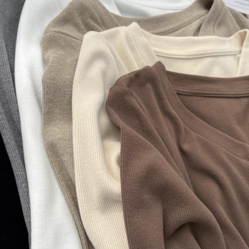 Мягкий и пушистый короткий свитер с осенне-зимним начесом мехом. Простая футболка с V-образным вырезом и длинными рукавами. Женская облегающая и утягивающая рубашка.