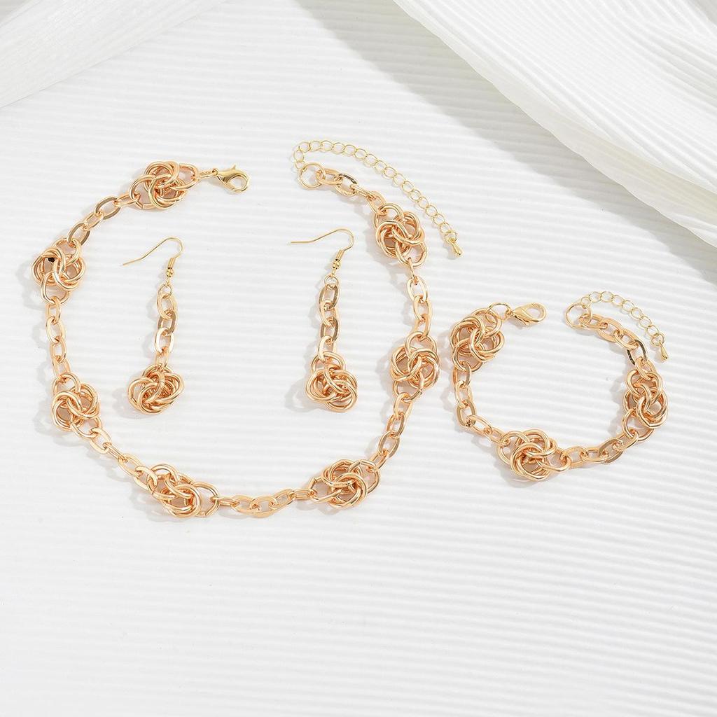 Изысканное золотое металлическое колье-чокер: Элегантный набор украшений на шею с подходящим браслетом и серьгами.