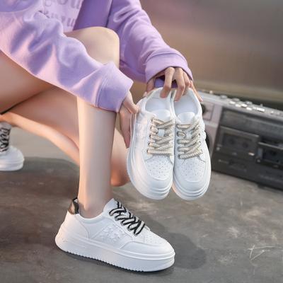 Ранней весной новые дышащие и легкие одинарные туфли модные с увеличением высоты студенческие для бега и отдыха спортивные женские кеды