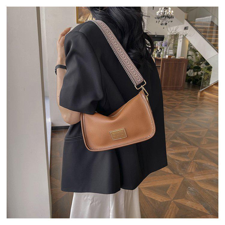 Сумки Бостон Женская 2024 Новая Высококлассная Сумка-багет на плечо: Популярная маленькая сумка-подушка кроссбоди с широким ремнем