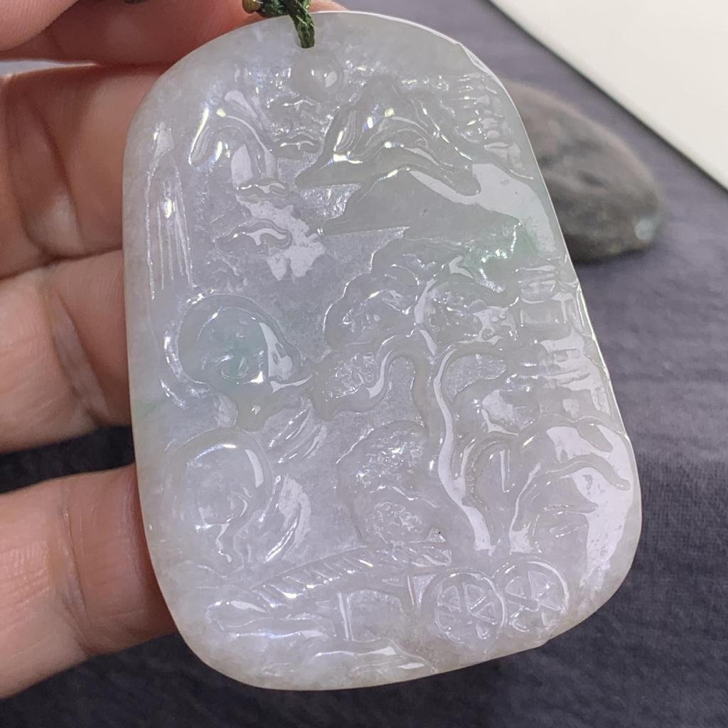 Подвеска из натурального бирманского жадеита класса А с фигурками лисы, тигра, цилиня и бодхисаттвы