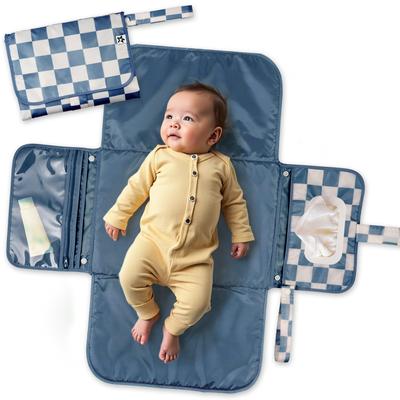Подгузник Tiny Twinkle Large также служит дорожной сумкой с отделениями для небольших подгузников для переодевания и детских салфеток. Синий чехол, Вместимость, Коврик, Предметы, Пеленка,