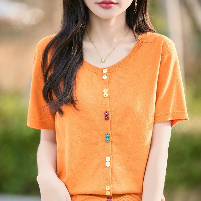 Весенне-летний трикотажный топ с круглым вырезом и короткими рукавами, однотонный свободный топ с цветными пуговицами